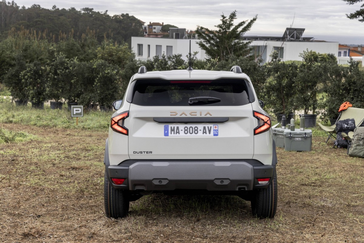 車尾的造型也相當方正,而下方的護板往上延伸也相當特別。