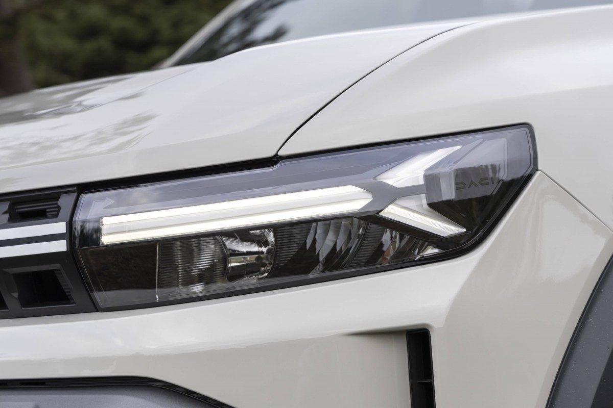 Y字型的日行燈組相當吸睛,也是第三代Duster的一大特色。