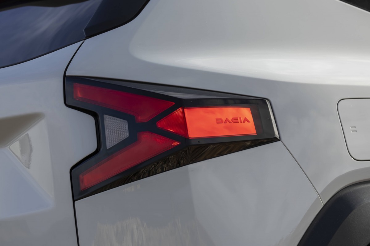 尾燈也有Dacia品牌的字樣,在細節處的呈現也非常到位。