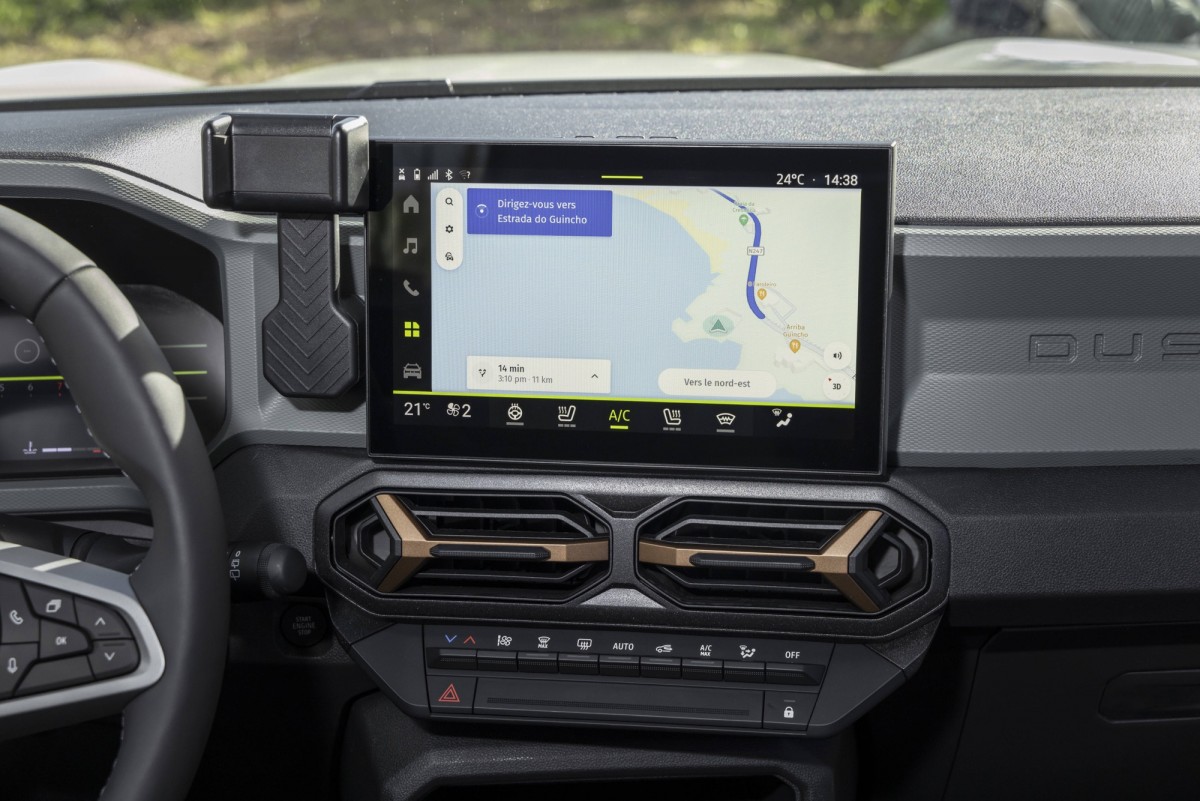 中央車載娛樂系統的螢幕來到10.1吋,而可以看到車輛出風口的設計也與日行燈一樣。