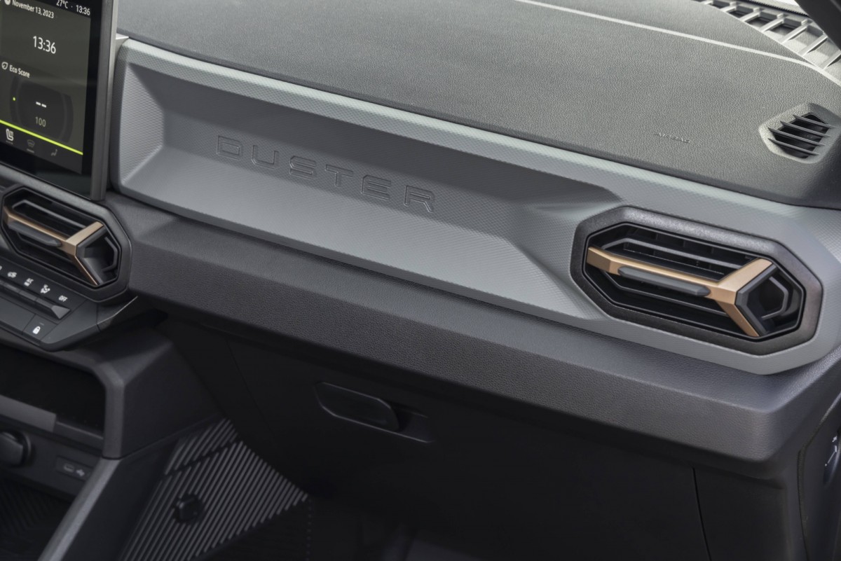 副駕前方的儀表台擁有特殊造型,在車室內也可以感受到滿滿的越野特性。