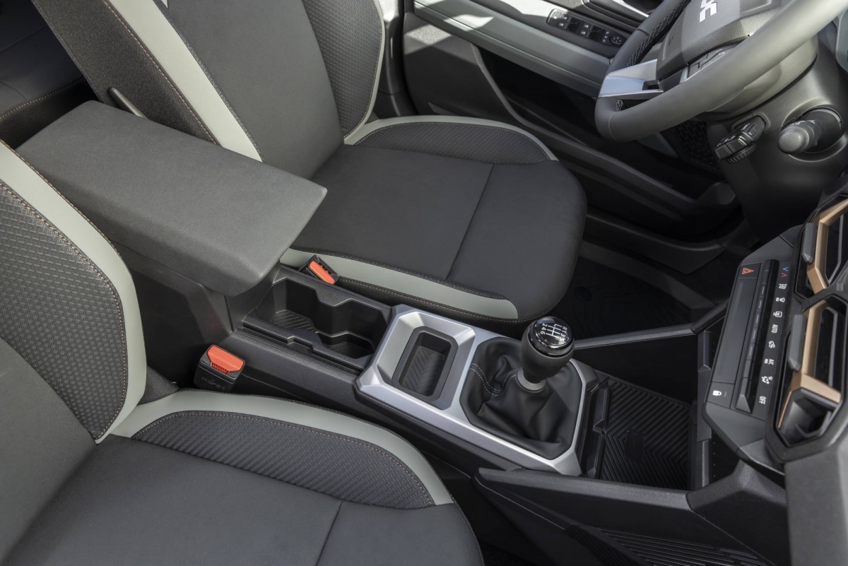 中央扶手並沒有太多可利用的位置,擁有基本的置杯架以及無線充電系統。