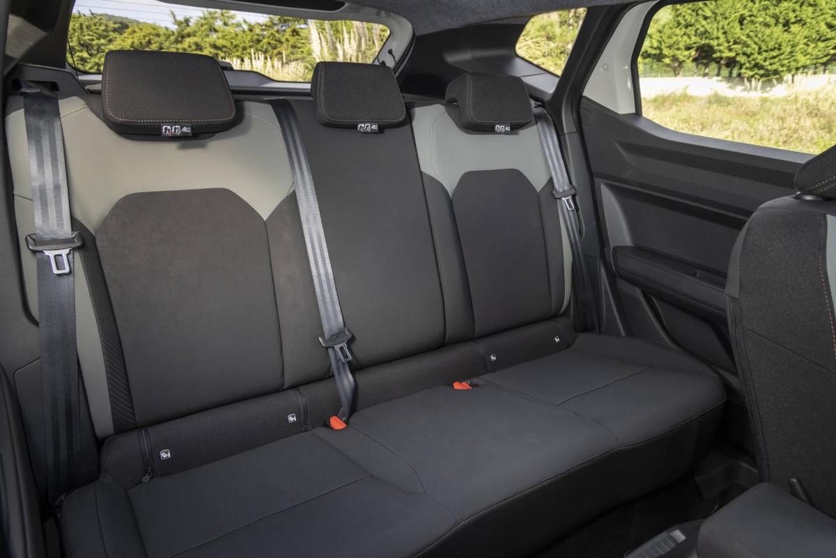 後座的腿部空間多了30mm,這也是因為車輛放大的關係。