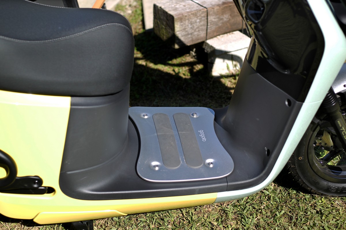 腳踏空間放置28吋行李箱也不成問題。