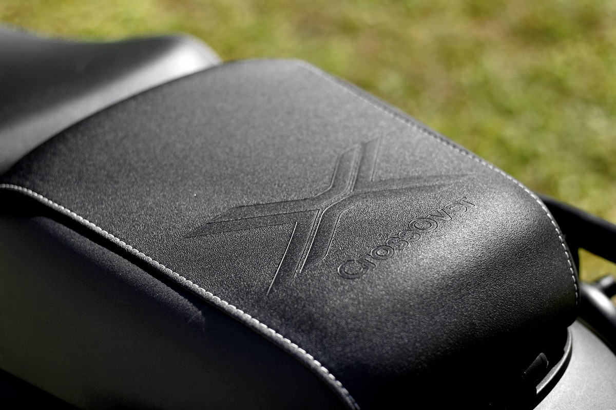 分離式坐墊讓CrossOver S成為品牌中雙載最舒服的車型,後座椅墊立起不僅利於放置物品也能充當腰靠。