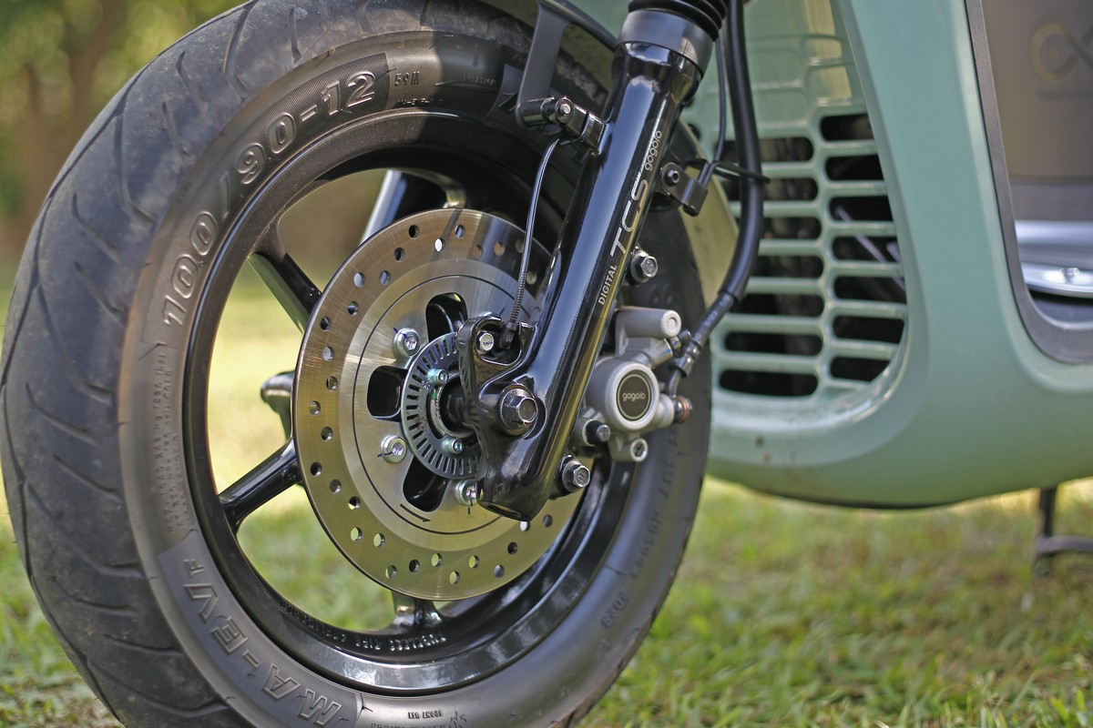 輪胎規格為前100/90-12、後110/70-12。