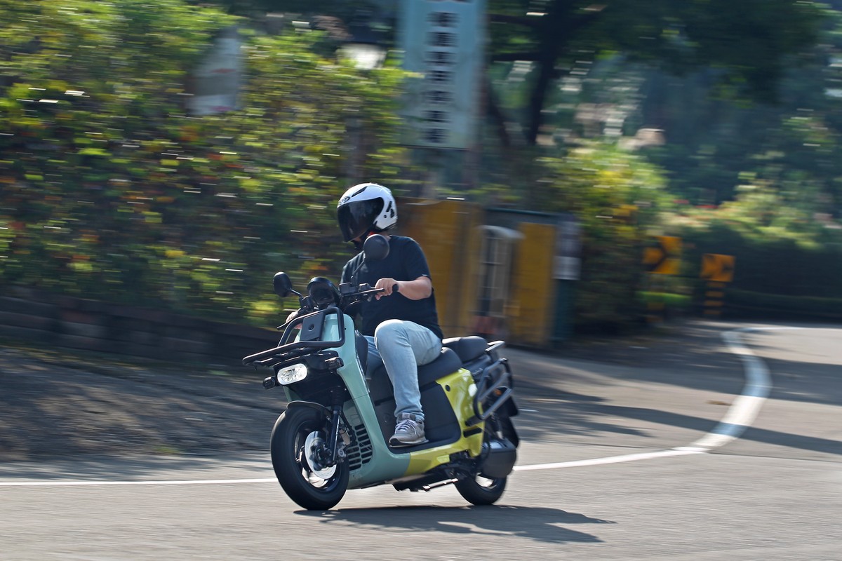 CrossOver S擁有14.2公分離地高度,同時也保有優異的操控表現。