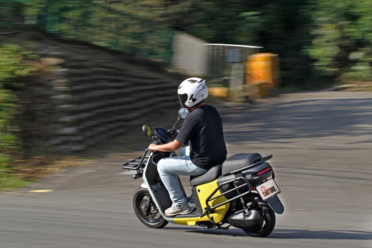 只要身軀微帶車輛就會快速地傾倒,回證過程也能感受到車架紮實帶來的穩定度。