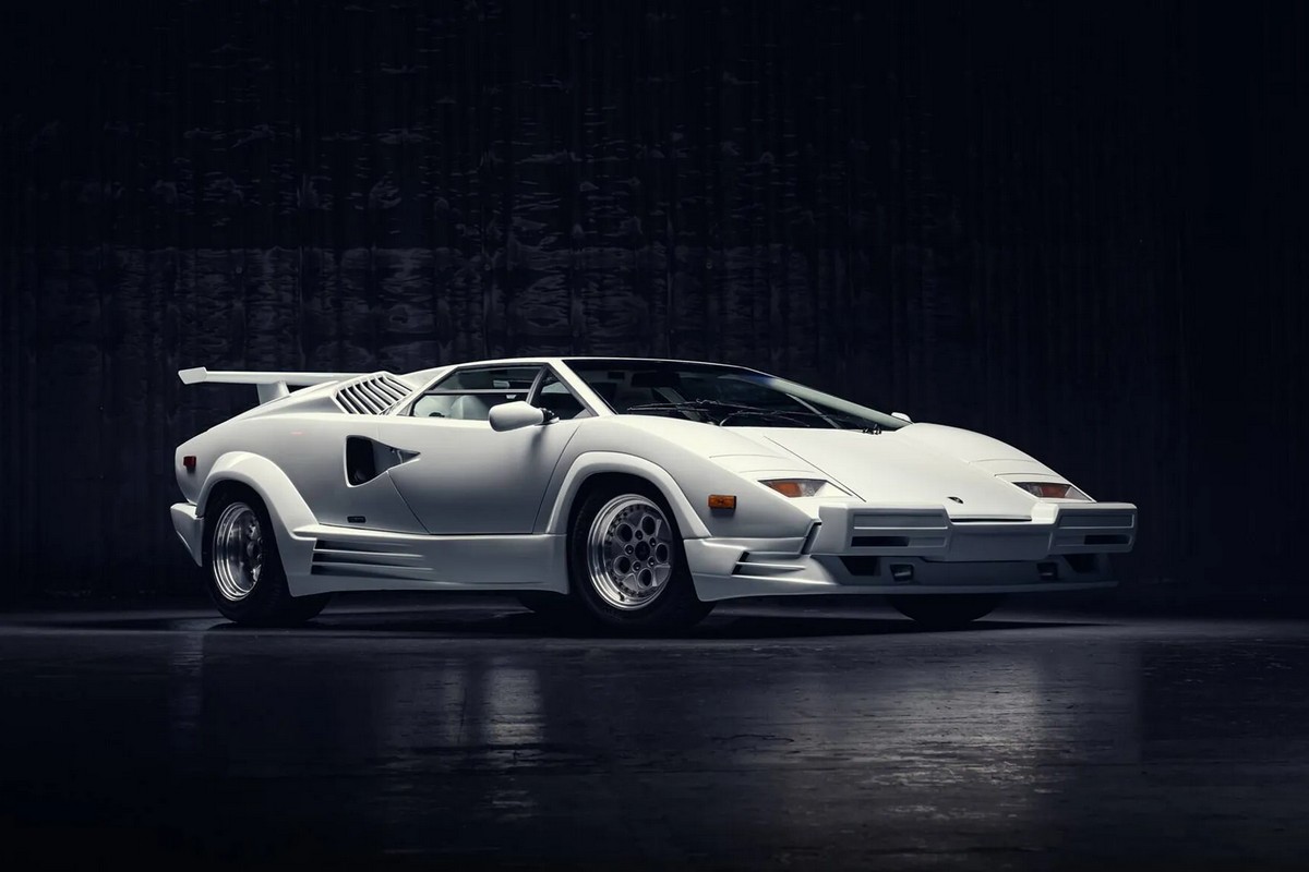 這次的Countach是完整沒被撞爛的。