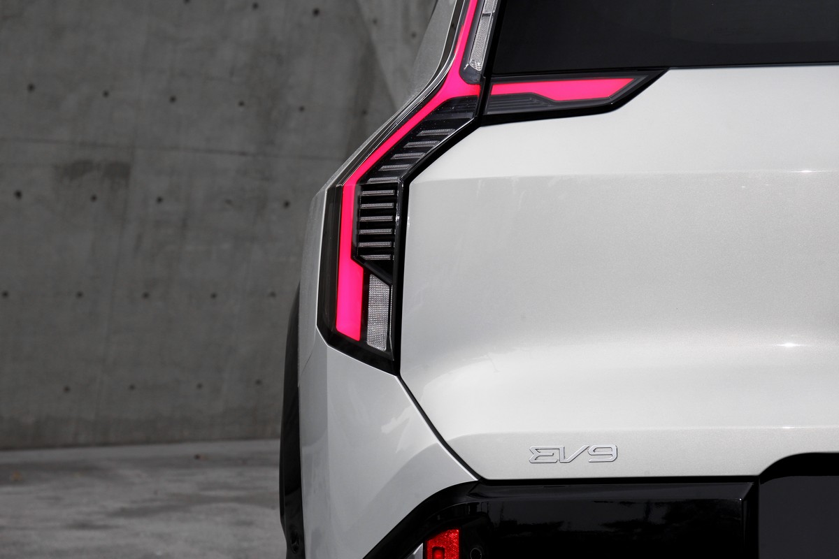 300萬元三排多人座,還得擁有純電動力、科技魅力與卓越設計,想想根本緣木求魚。