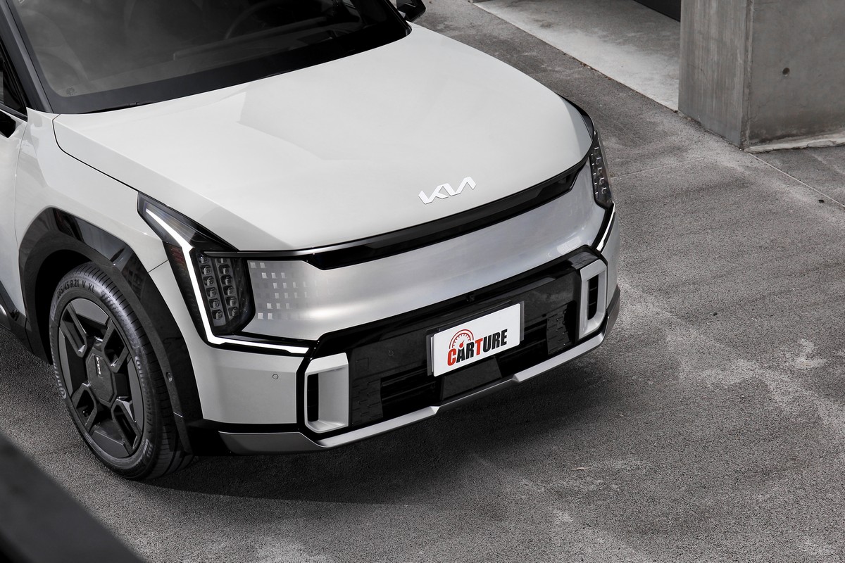 Kia EV9走的是剛健壯碩的LSUV線條,襯上強化科技感度的設計元素,卻也和諧的渾然天成。