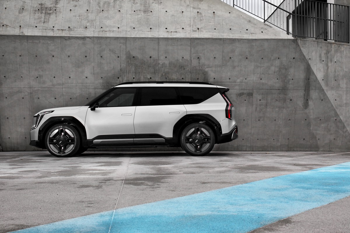 車長超過五米、車寬直逼兩米、車高也近一米八的Kia EV9,在風格強烈的剛毅輪廓下卻擁有僅僅0.28Cd的風阻係數簡直奇蹟。