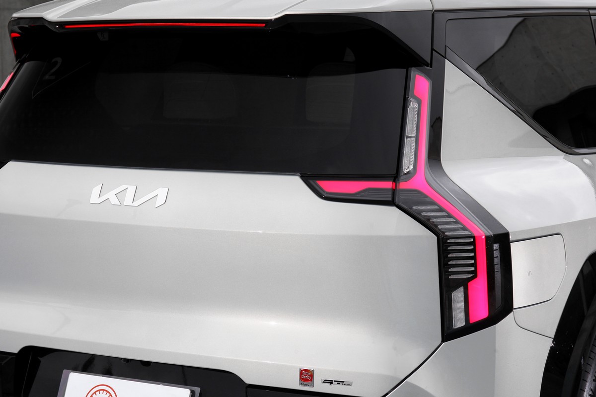 彷彿星象圖的多角度線型光條,成為設計前後LED燈組的發想原點。