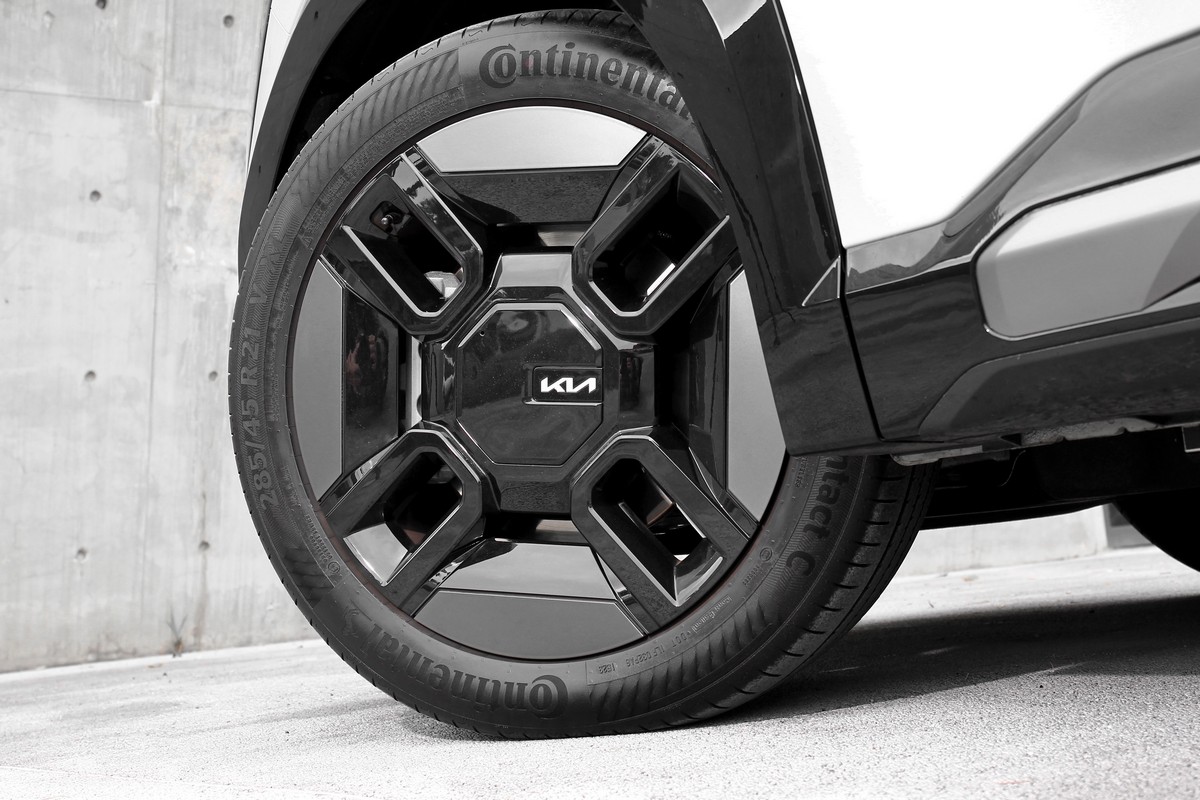 全車強烈的矩形倒角印記,也融入GT-line AWD的專屬21吋輪圈造型裡。