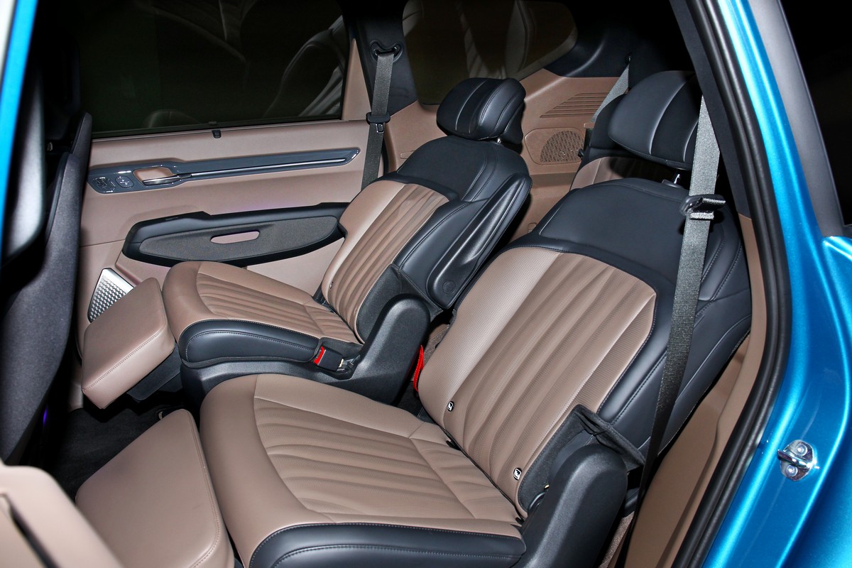 Kia EV9若選擇尊榮六人座,將具備三排全電動座椅調整與絕佳的第二排乘坐體驗。