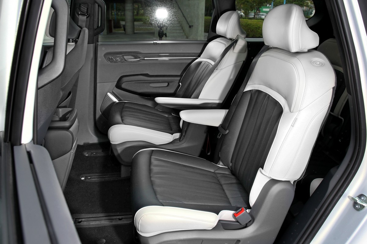 本次試駕的是旋轉六人座車型,其擁有更多變的座椅機能。