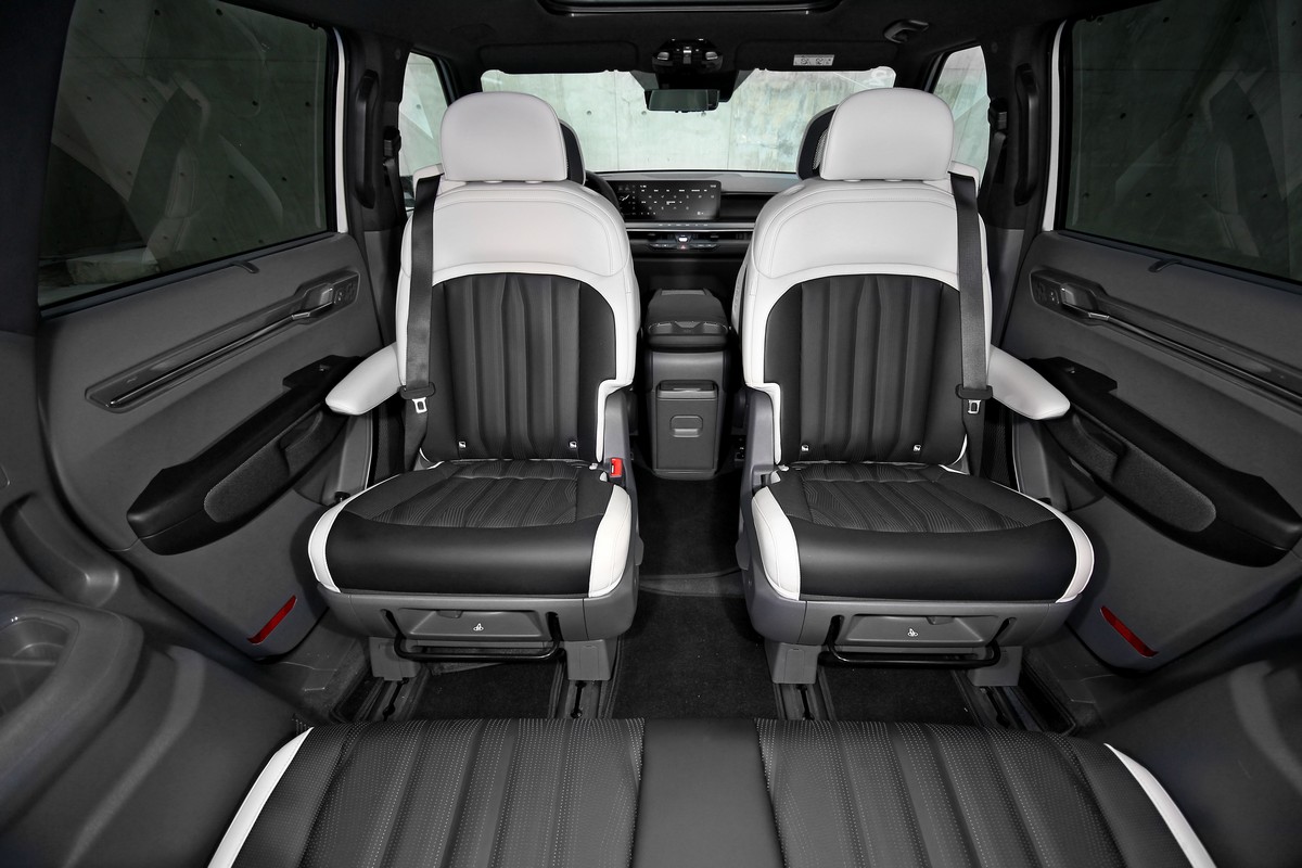 第二排座椅可單手輕鬆旋轉180度面向車尾,由此開啟對坐模式方便乘員溝通或聊天。