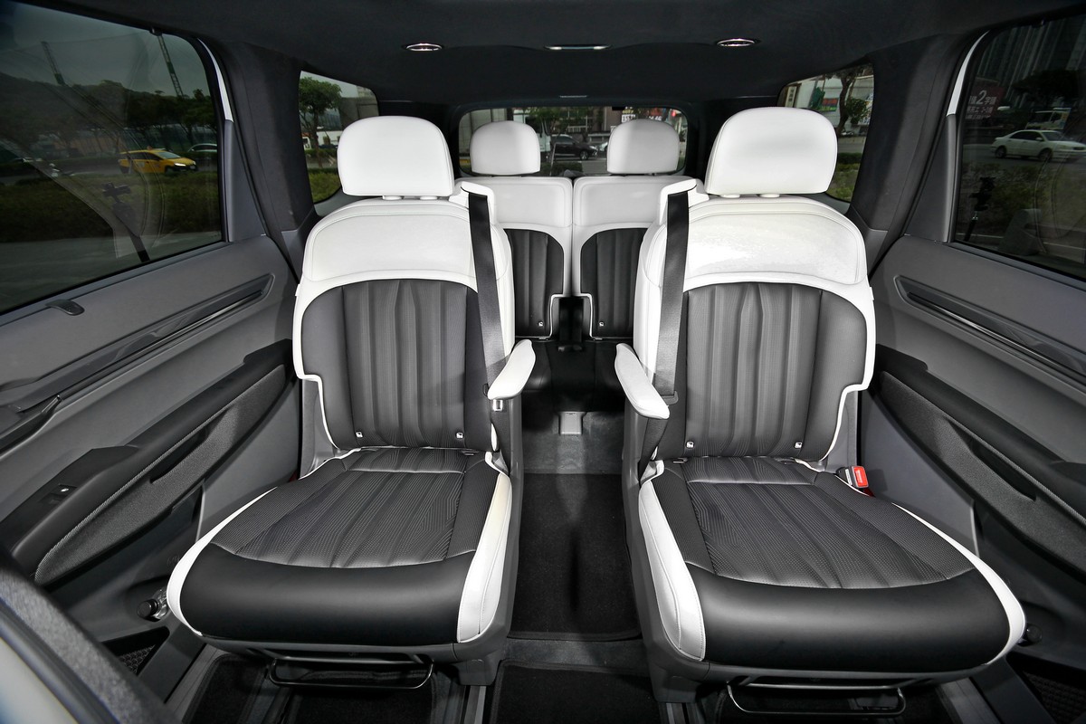 3,100mm軸距加上方正車體,車室空間寬闊無虞甚且直逼大型MPV闊綽。