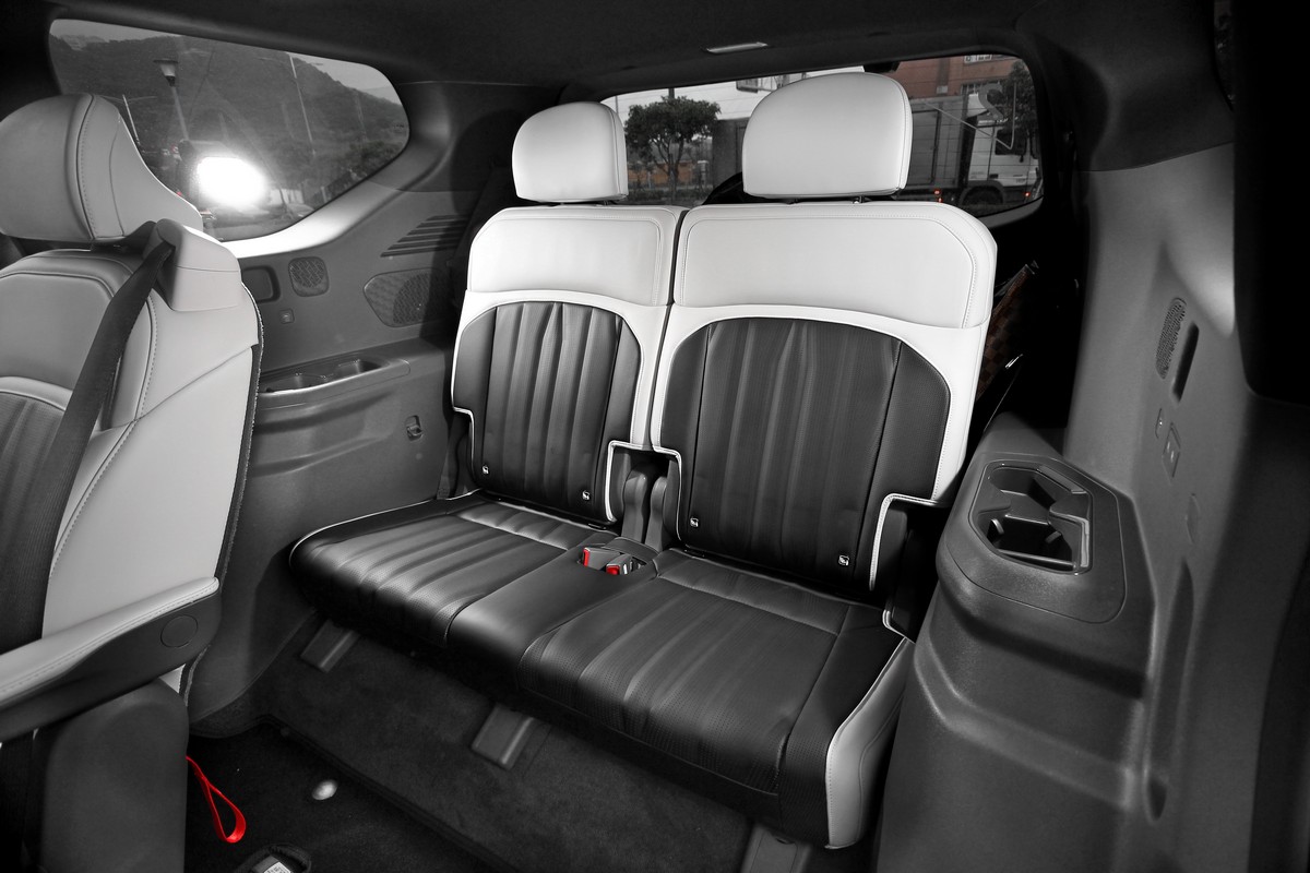 擁有椅背電動調整機制的第三排座椅同樣寬敞舒適,成人乘坐也不顯拘謹狹隘。