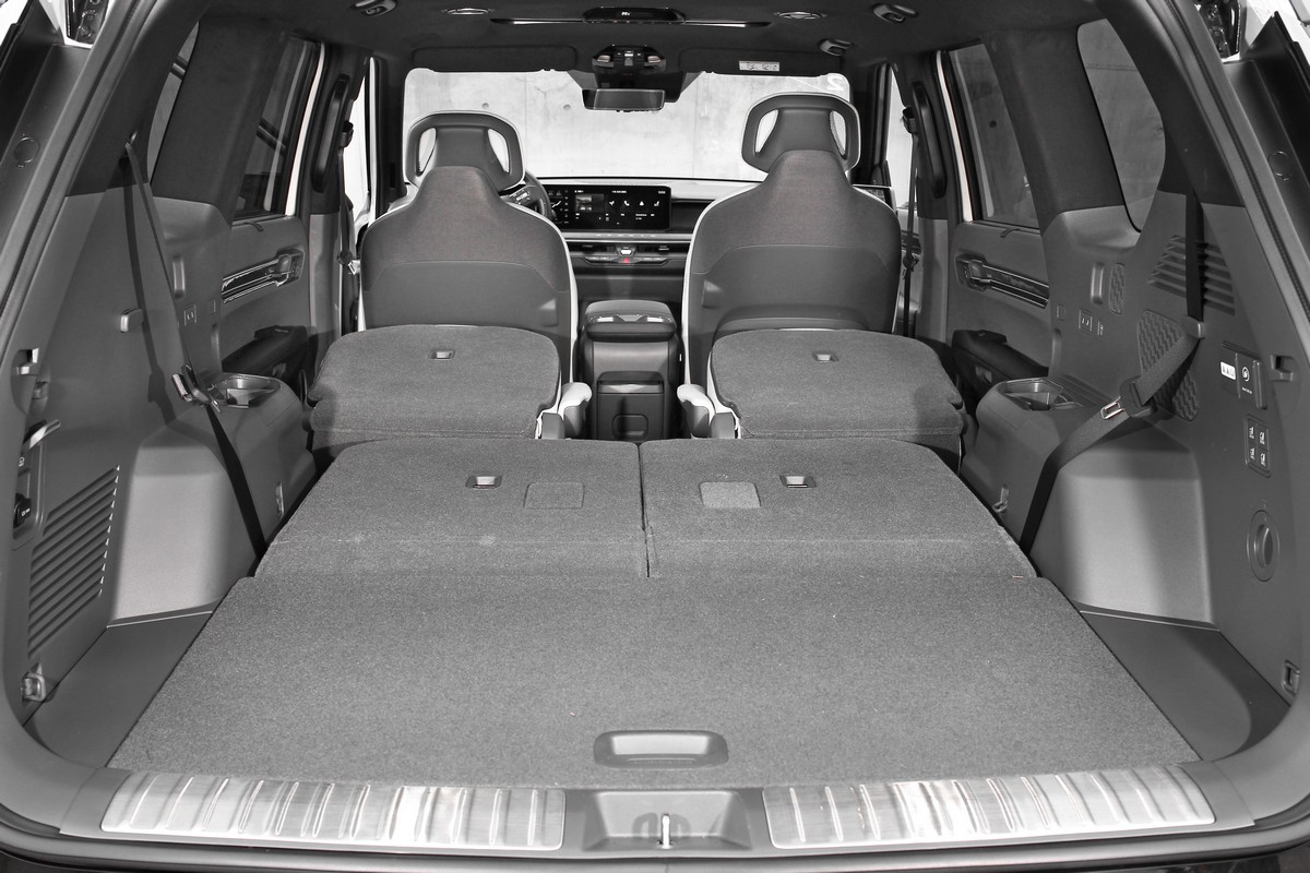正因車室極其寬廣,若將第二排與第三排座椅攤平,將可創造出極為寬裕的置物或車宿空間。