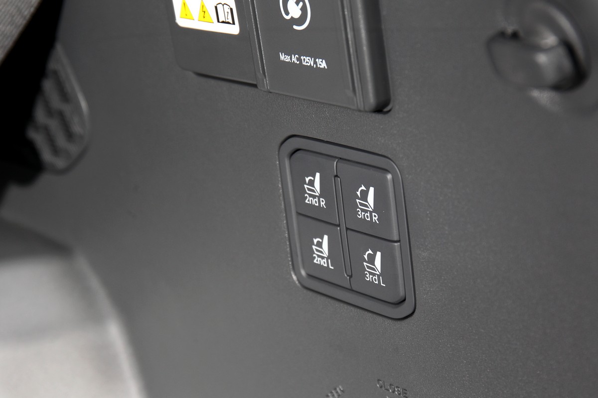 僅需一根指頭,便可於行李廂門邊右側控制後兩排座椅的傾倒與第三排座椅復位。