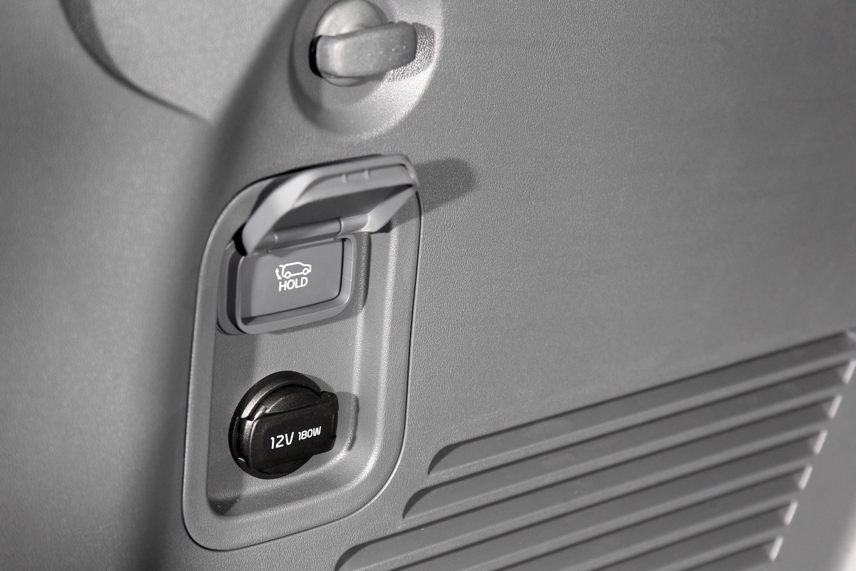 行李廂門左側設有電動尾門開關,即便身處尾廂內亦可輕鬆開關尾門,車宿露營時將更顯便利自若。