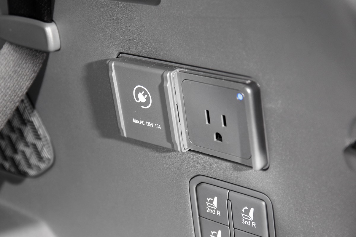 自EV6即有的V2L電源分享介面,讓EV9也能搖身一變成為露營基地,輕鬆享用所有生活電器用品。