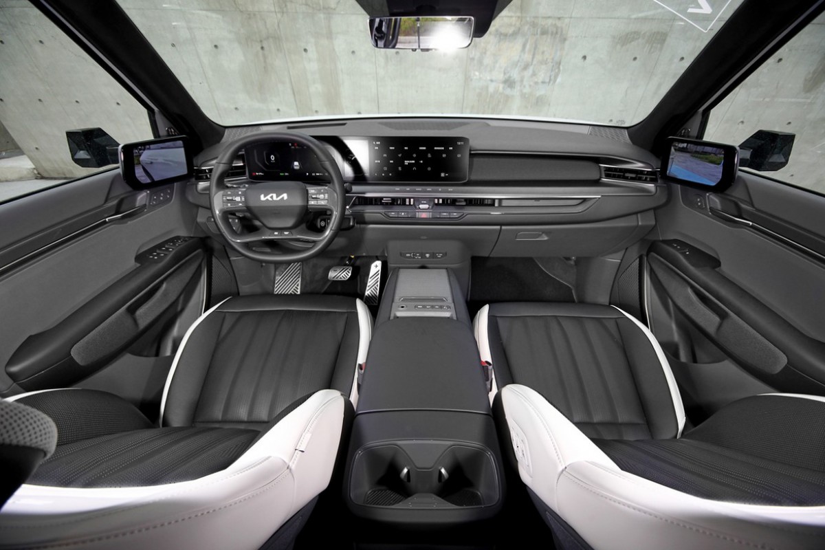 透過大面積永續材質的溫潤鋪陳與一體式中央顯示幕佈局,提供靜謐安定的視覺氛圍。