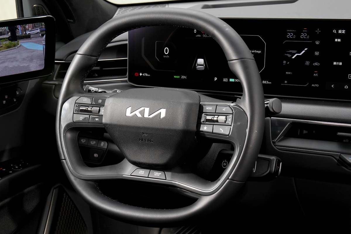 車室質感營造相當具火候,方向盤亦以四幅式設計強化車道維持功能開啟時的握感。