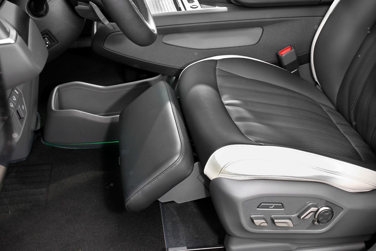 試駕車款設有電動腿靠功能,長途駕駛後在車上小憩倍感舒適自在。