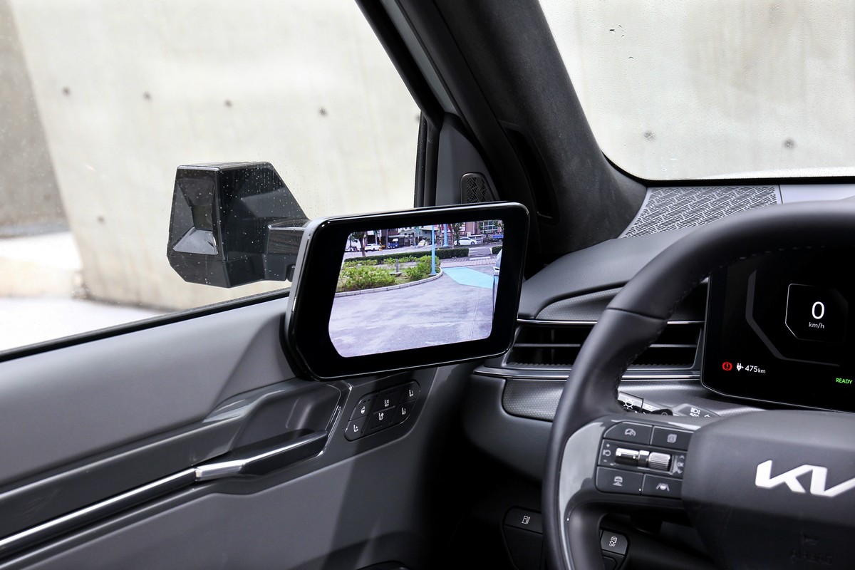 7吋OLED車外電子後視鏡螢幕設於A柱旁略高於窗沿的位置,擁有更近似傳統後視鏡的觀察角度。