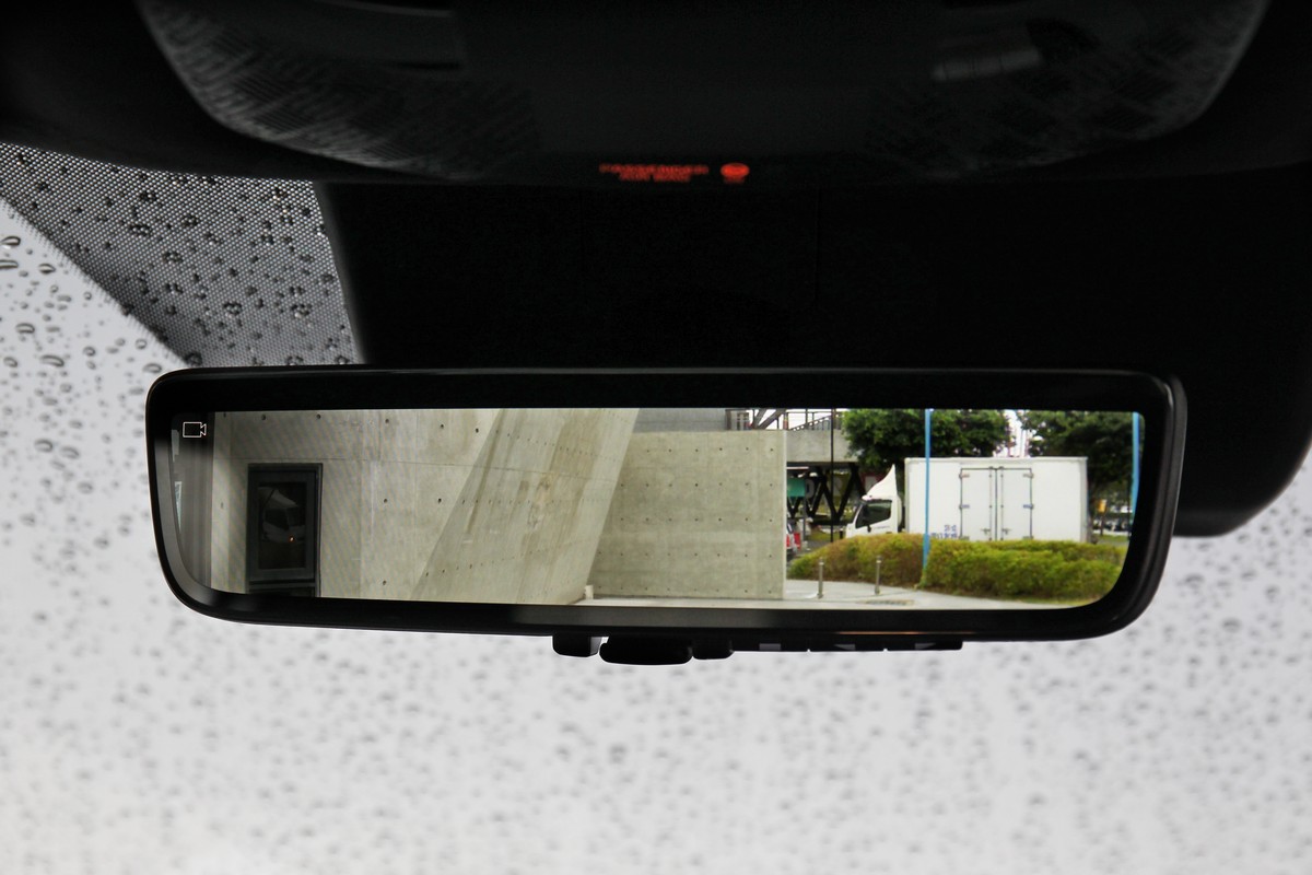 9.6吋車內電子後視鏡可關閉數位功能,輕鬆切換傳統光學後視鏡。