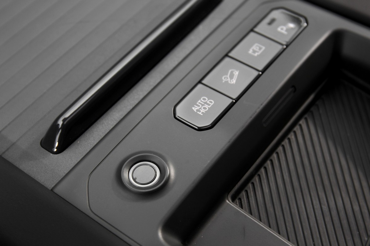 中央鞍部左側的圓形機制便是指紋辨識系統,可判別並回復到不同駕駛人前次下車時的座椅角度、方向盤位置、空調溫度風向甚至雙色氣氛燈設定。