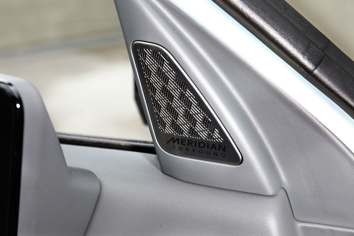 Meridian高端音響系統具備主動升壓電源、鈦圓頂高音單體、NATec材質低音揚聲器振膜以及車速補償音頻損失等技術,連同良好車室隔音帶來優異聆聽體驗。