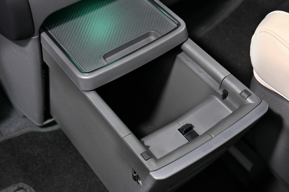 Kia EV9還具備像是第二排中央伸縮式置物盒等貼心設計與置物機能規劃,全車乘員都能享受無微不至的使用便利性。