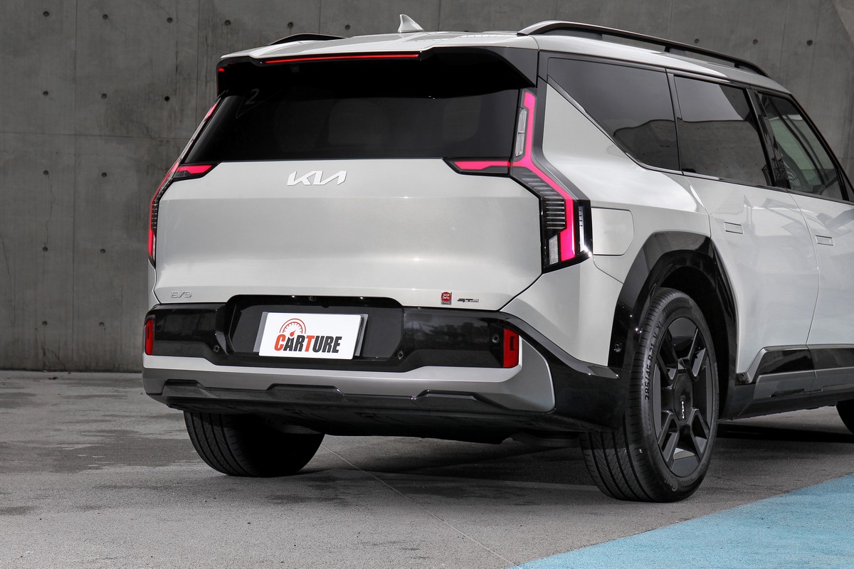 Kia EV9全車系採取800V充電架構,國內引進的將會是99.8kWh的Long Range版本,而透過CCS1規格充電樁理想狀態下僅需24分鐘便能由10%充至80%。