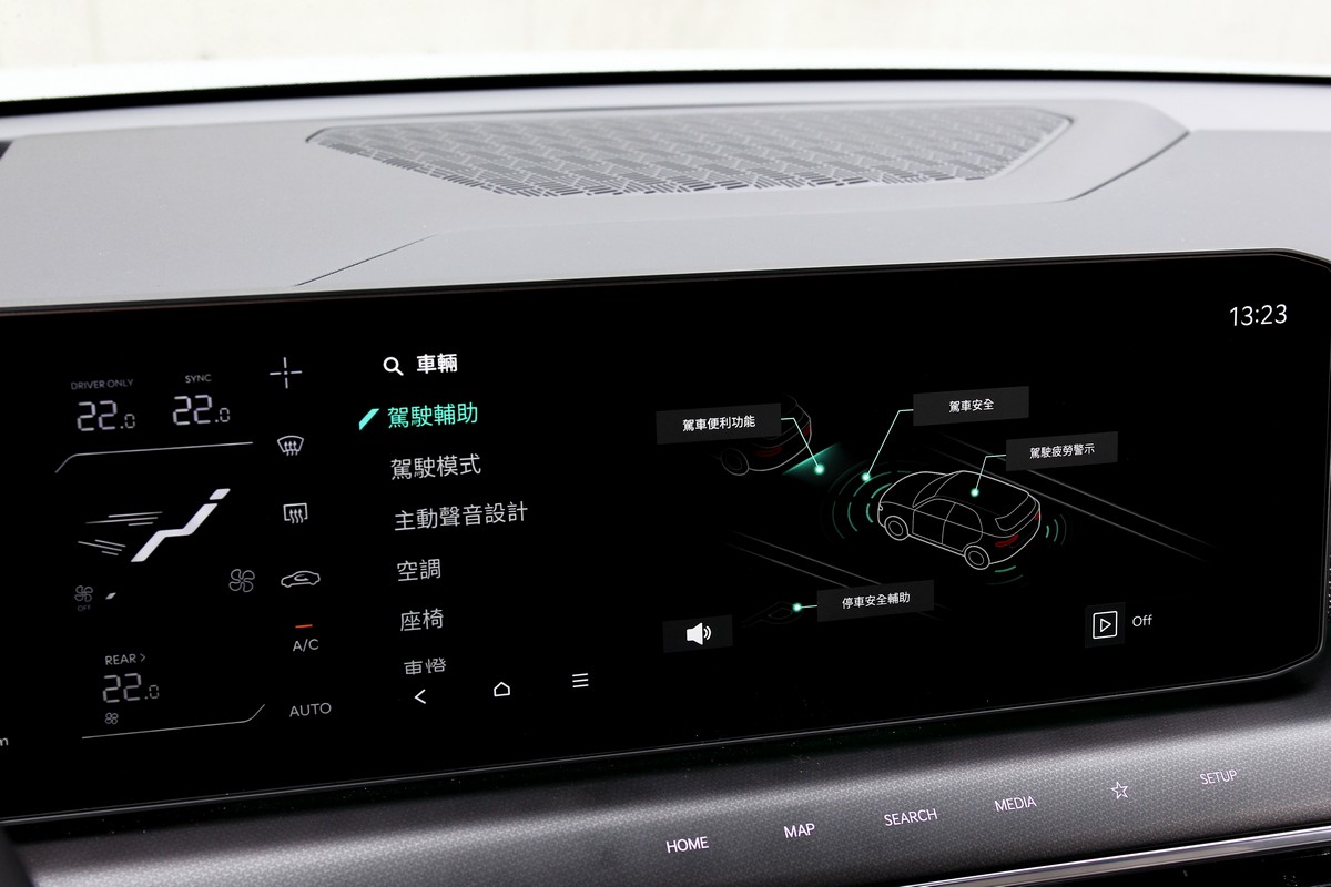 Kia EV9不僅擁有最齊備的先進駕駛輔助系統,實際使用時的輔助效能也堪稱最全面,協同運作起來更流暢柔順到堪比專業駕駛者動作。