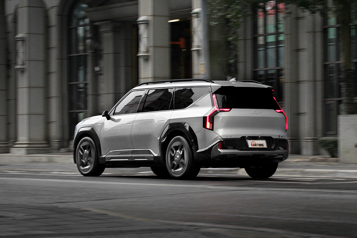 採取綜效385ps的前後雙馬達四輪驅動配置,EV9 GT-line AWD儘管快,卻不是那種粗魯放肆的躁動,反倒更有厚積薄發的聯想。