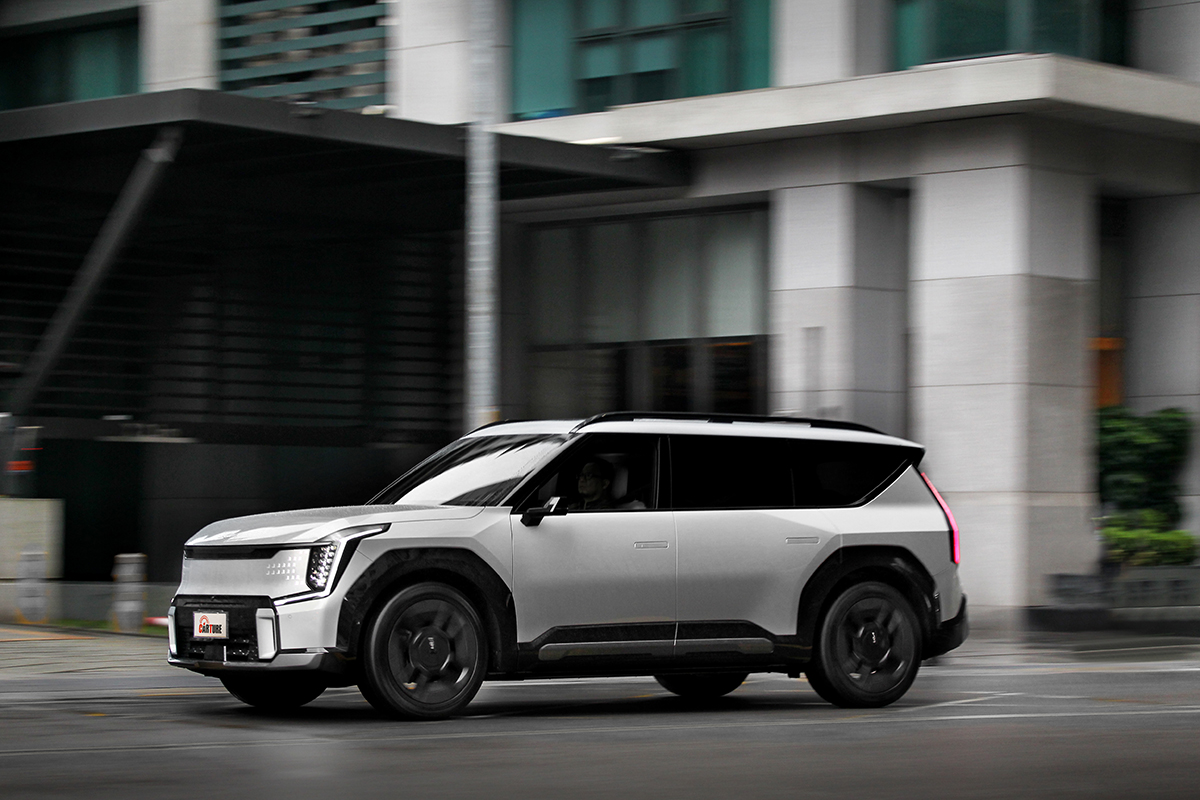 懸吊反應沈穩且質感良好,但彎中依舊保有優異循積性,同時行進噪音幾乎全被阻絕在外,帶來極為優異的行路品質。