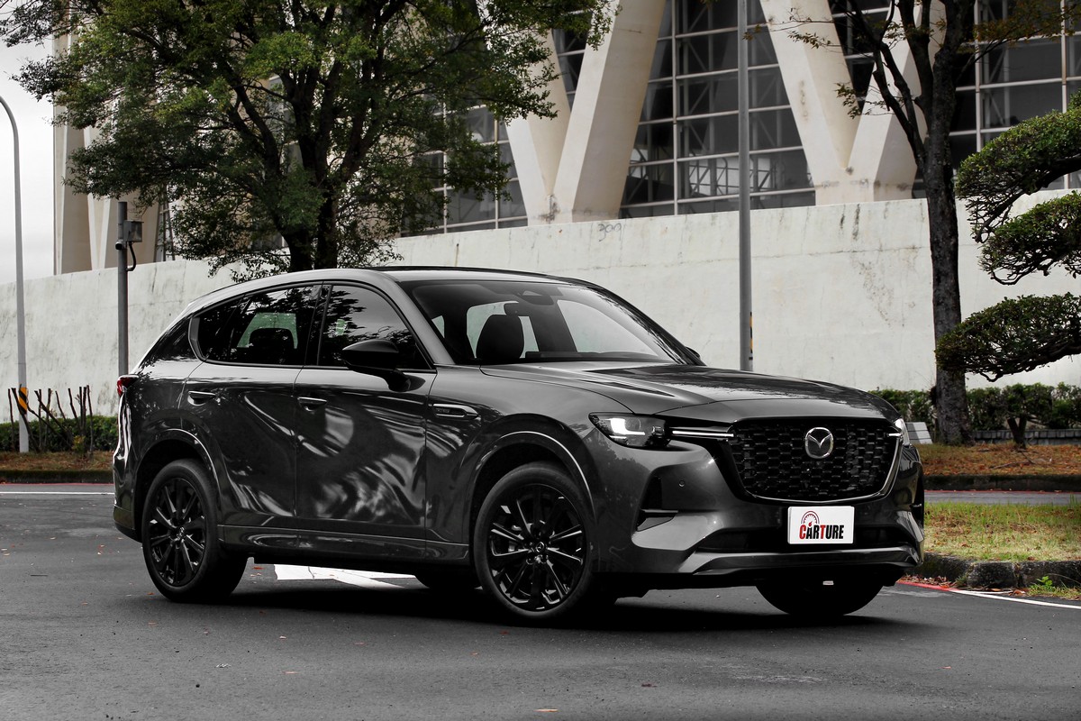 33T AWD Premium Sport外觀除水箱護罩採蜂巢式設計,其配色和後視鏡與輪圈皆為黑色。