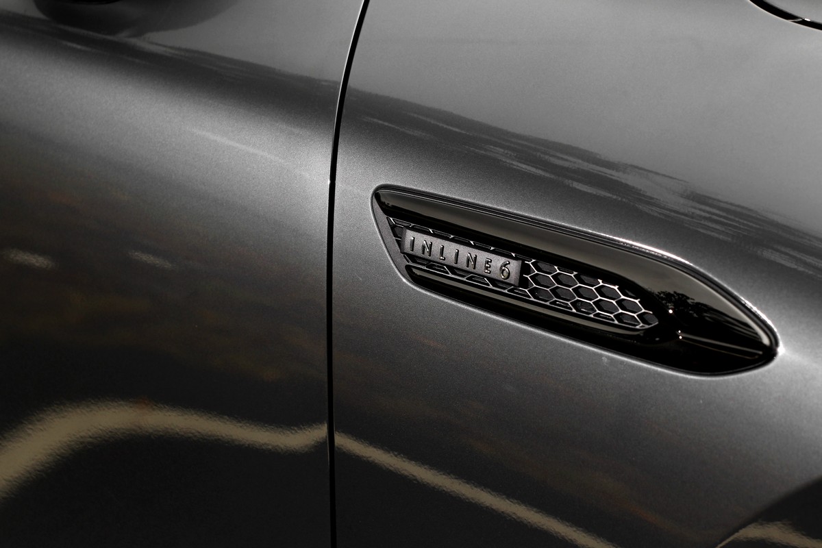 前葉子版附有Inline 6銘牌。