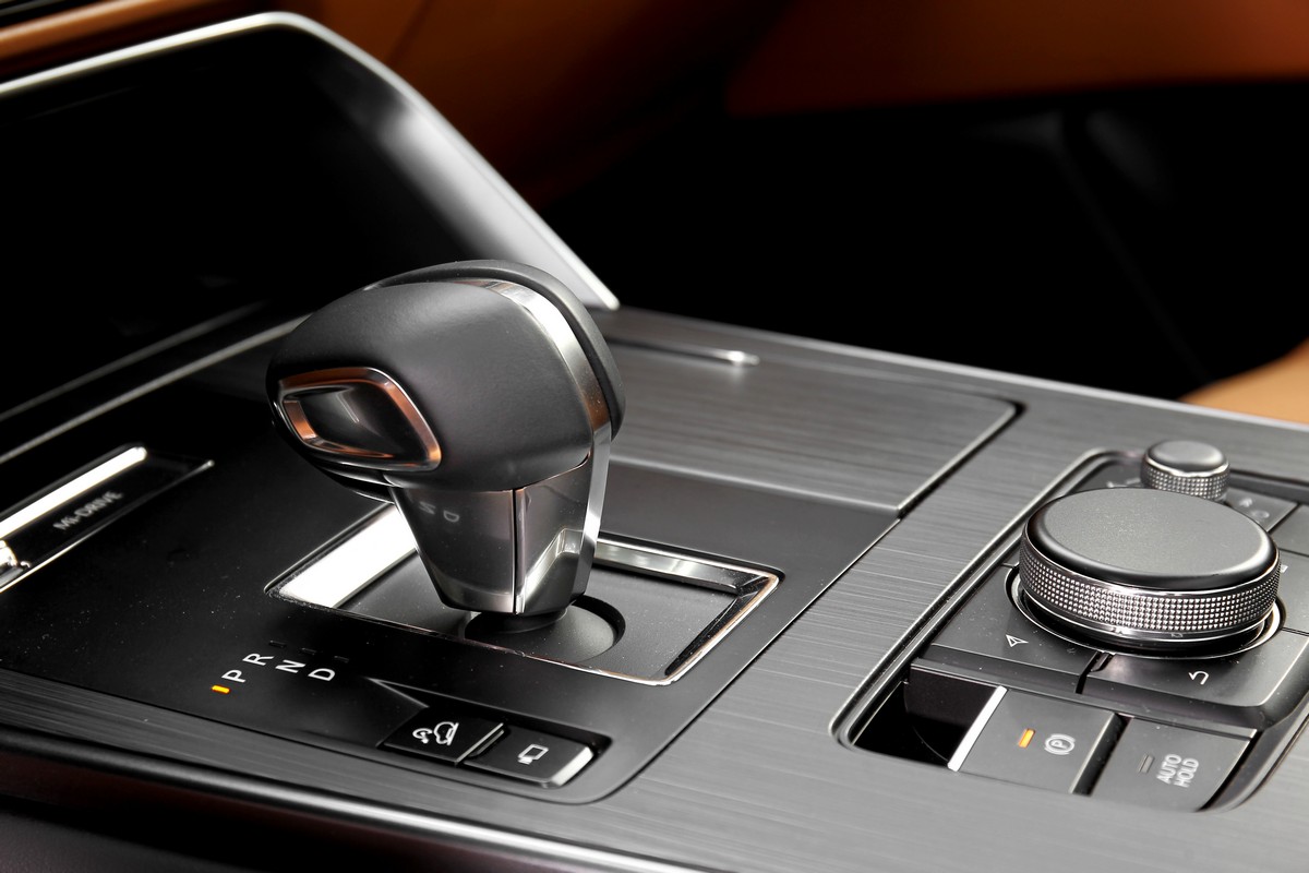 排檔座飾板也25S車型更具質感。