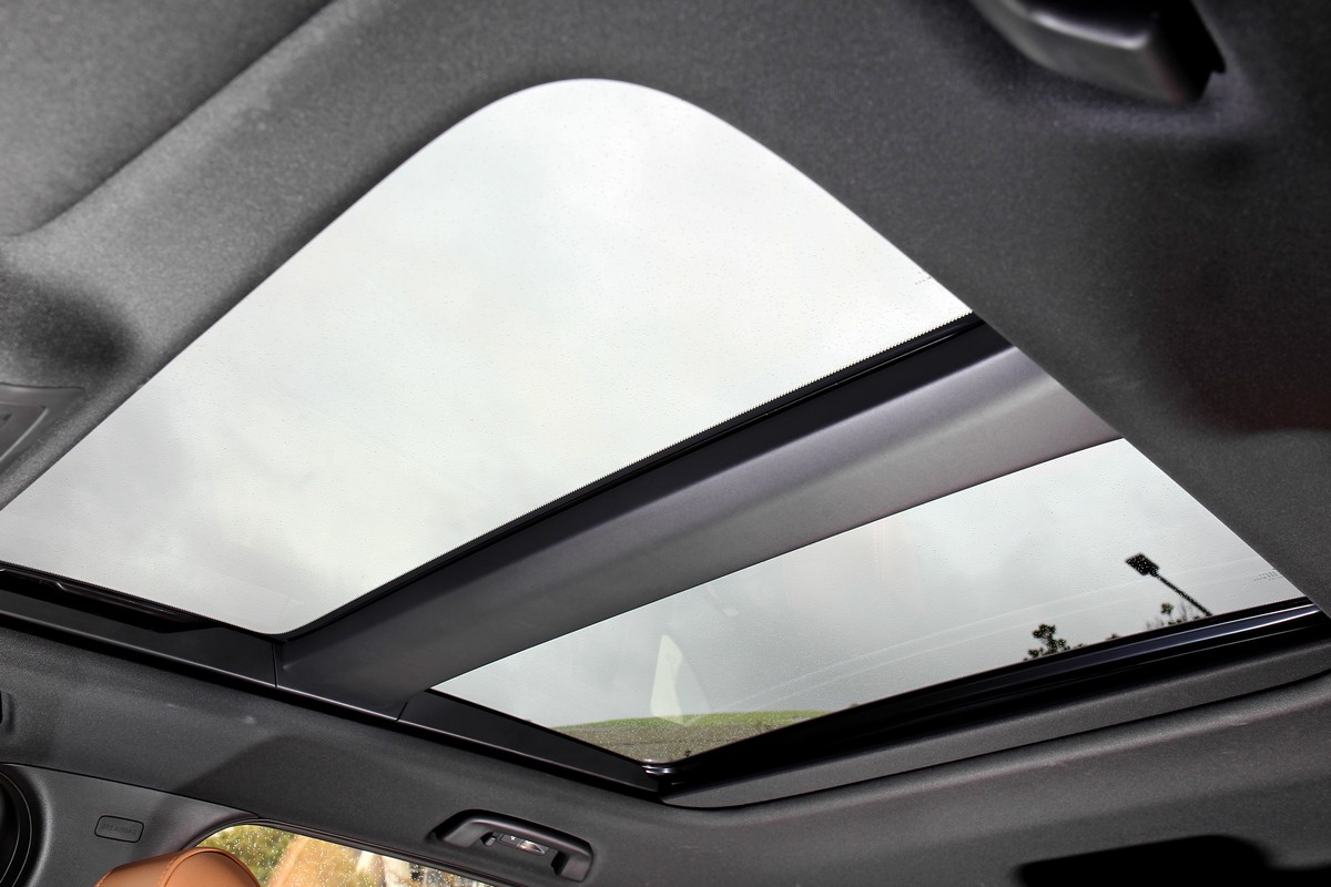 33T車型配備大型全景天窗。