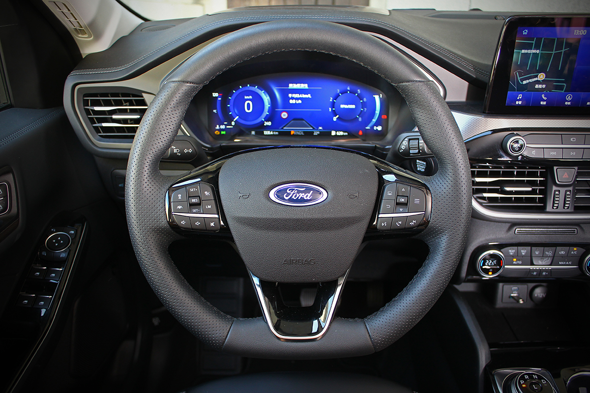 24年式KUGA 180旗艦新增12.3吋寬螢幕全數位儀錶等好料,且價位恰好落在最多家庭買家能夠接受的百萬大關。