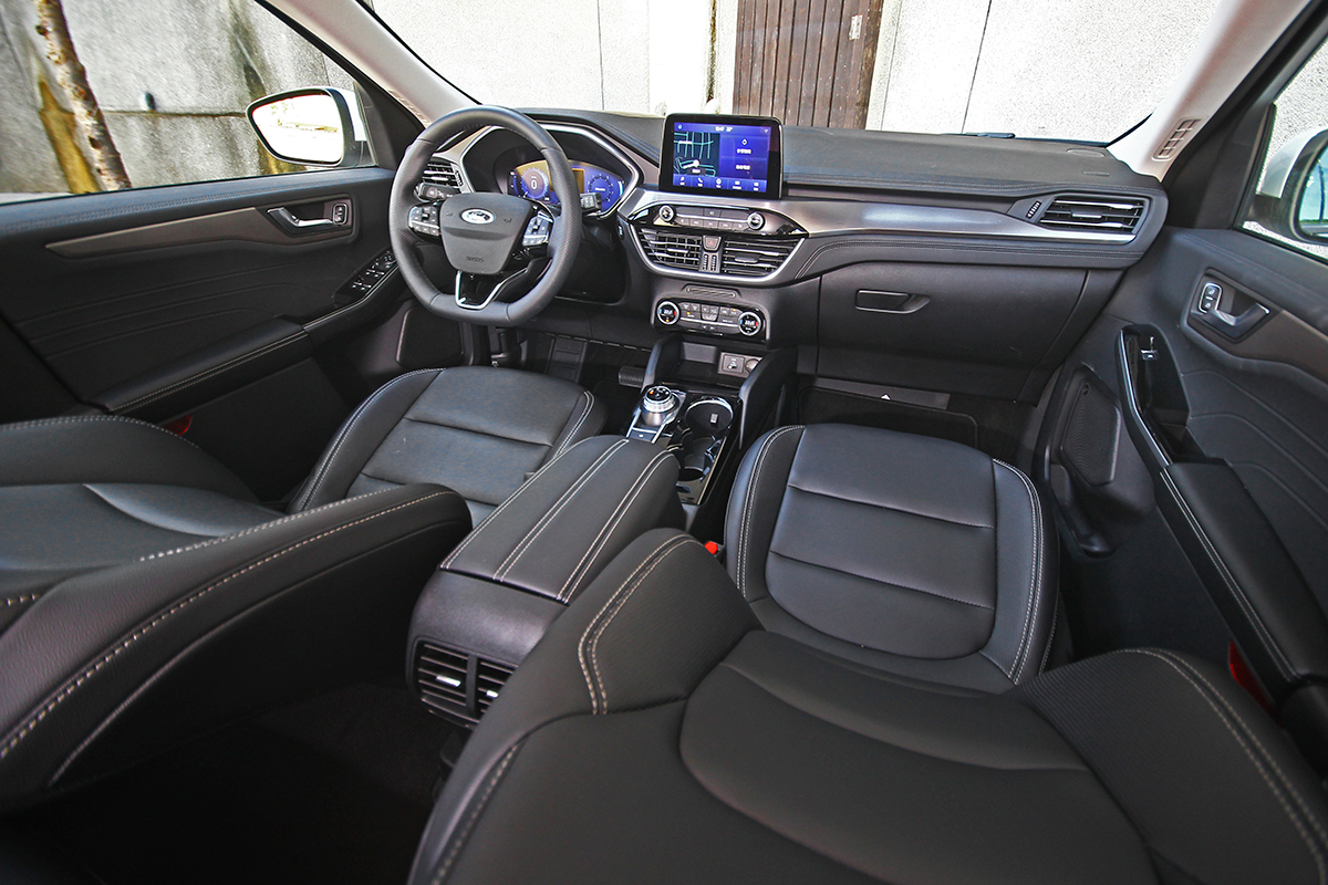 由12.3吋寬螢幕全數位儀錶、HUD智慧型抬頭顯示器與SYNC® 3娛樂通訊整合系統所構成的駕駛介面,使用相當就手無須過度分神。