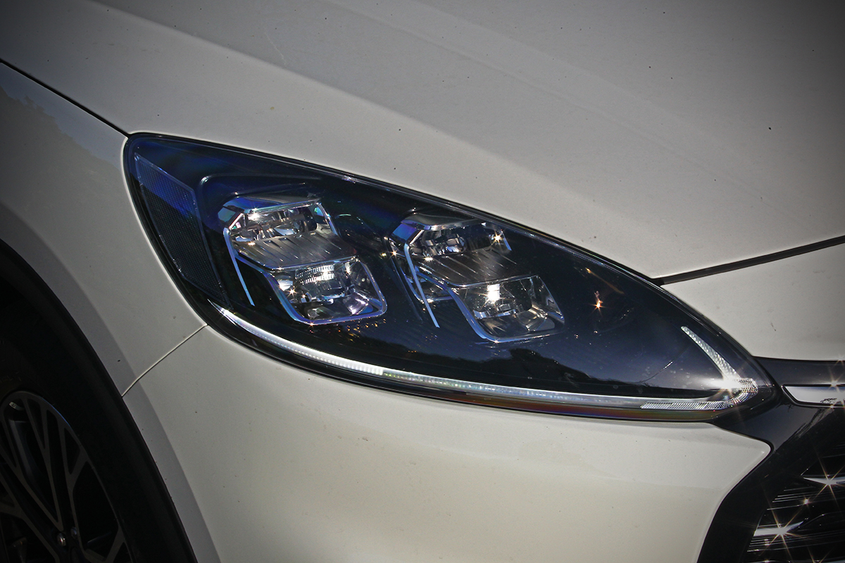 KUGA 180旗艦所標配的LED雙層矩陣型頭燈,在惡劣天候下皆能確保良好照明效果。
