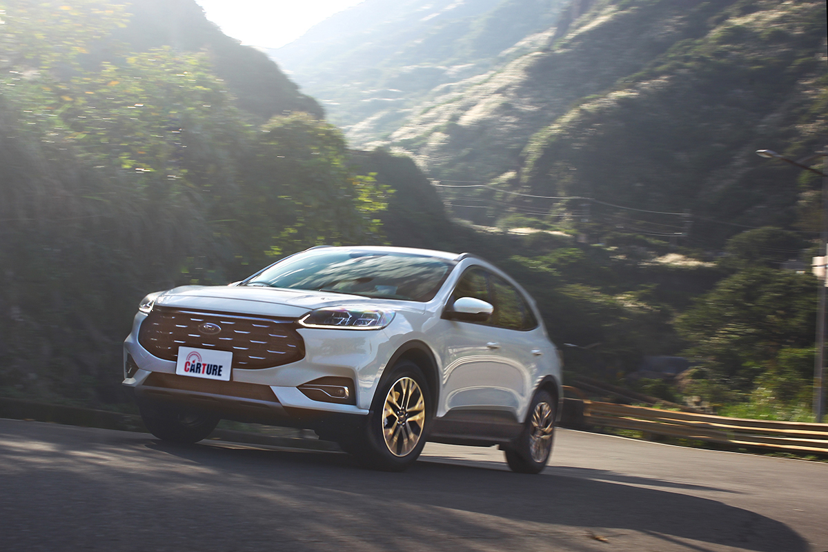 不管順順開還是用力驅策,KUGA 180旗艦都能盡情揮灑駕馭本色,很難想像開在彎道裡也有如此令人開心的SUV。