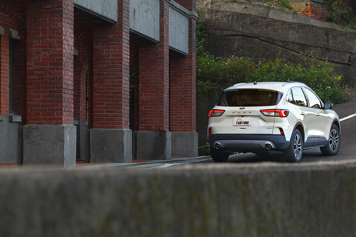 圓融和諧的滑順線條,造就FORD KUGA兼具動感與和諧的視覺印象。