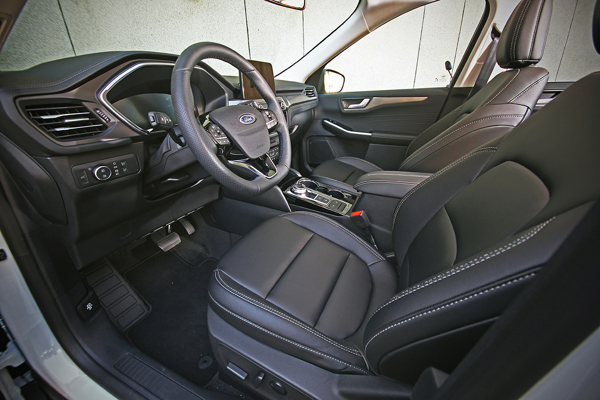 介面規畫妥善的優勢加上駕駛座10向電動調整/腰靠調整,讓駕馭FORD KUGA十足舒適自在且容易適應。