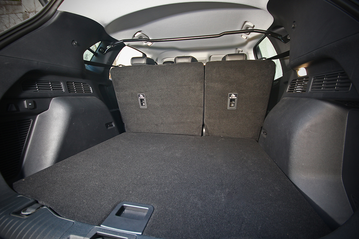 擁有足踢感應式電動尾門的寬闊行李廂空間,擺置大型物件也十分輕鬆。
